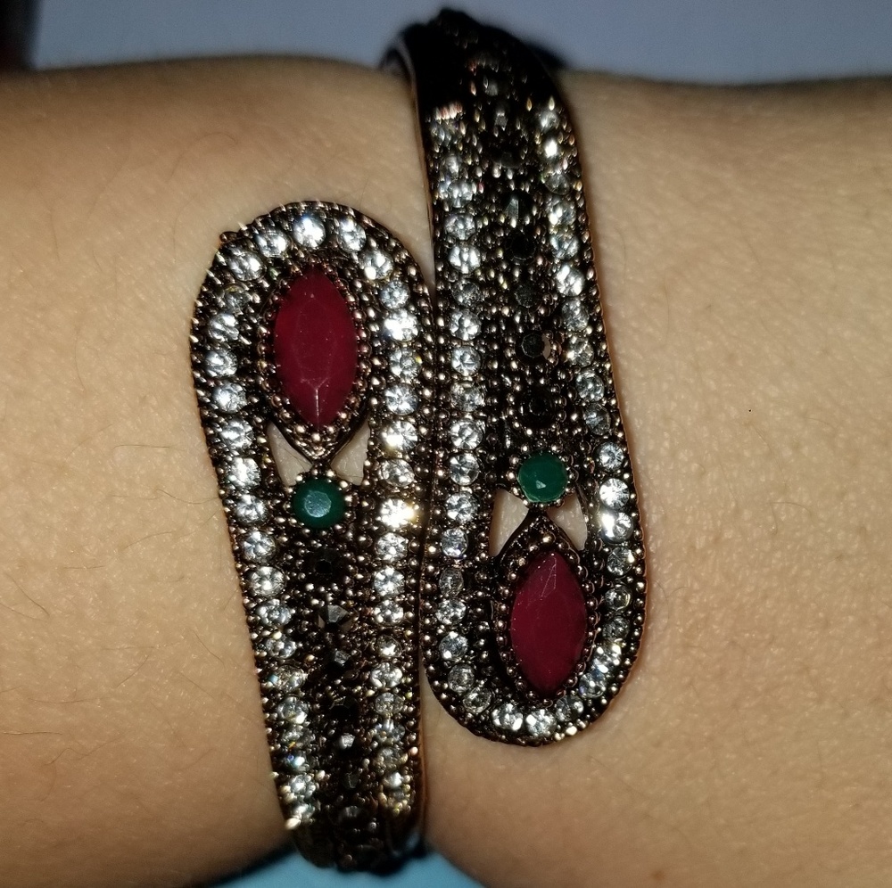 Clasp bracelet